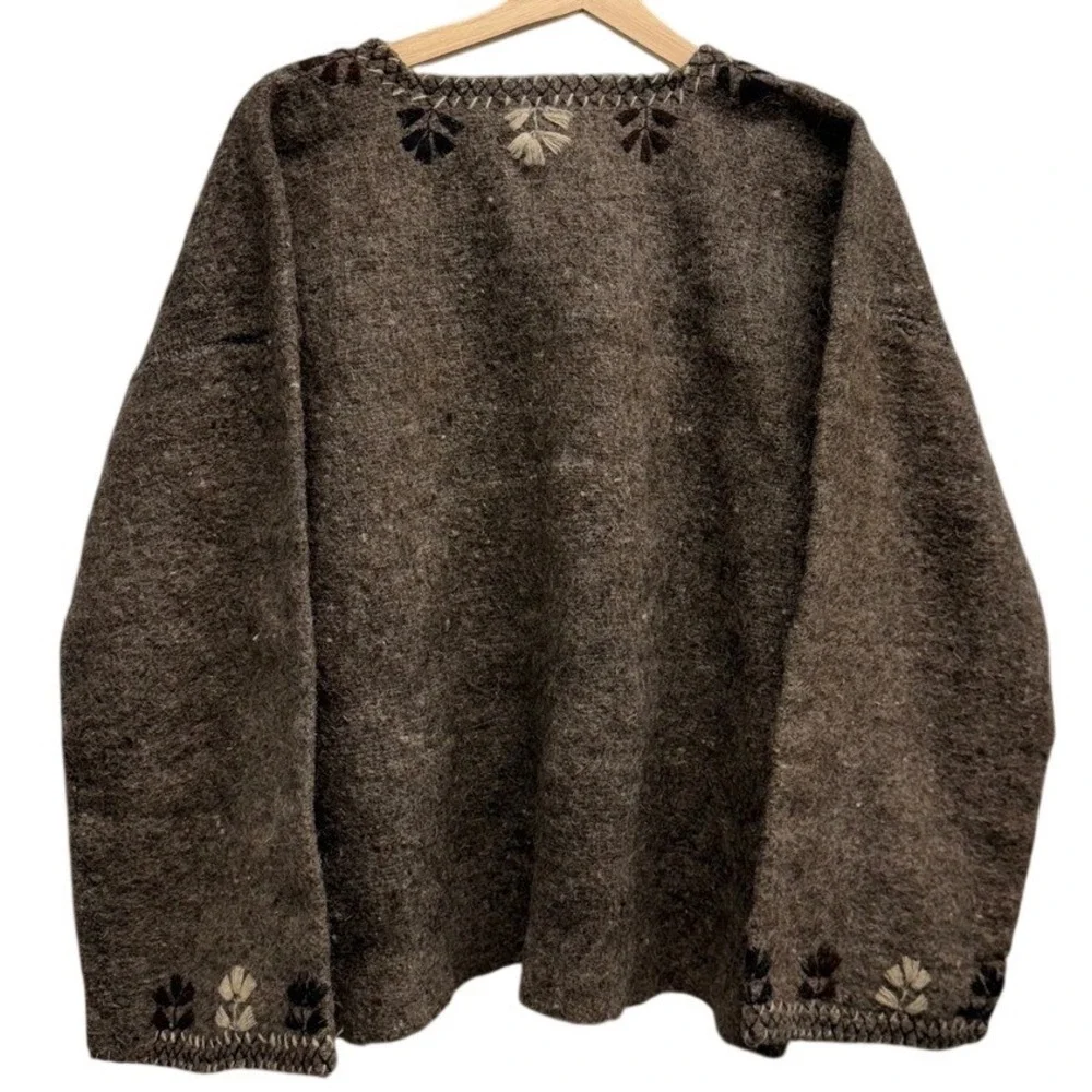 Vintage handmade Brown Wool‎ Floral Embroidered Folk Cardigan Sweater size M